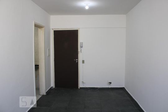 Sala dormitório de kitnet/studio para alugar com 1 quarto, 28m² em Água Branca, São Paulo