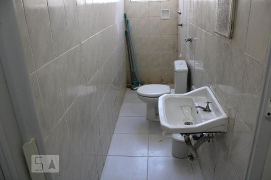 Banheiro de kitnet/studio para alugar com 1 quarto, 28m² em Água Branca, São Paulo