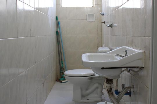 Banheiro de kitnet/studio para alugar com 1 quarto, 28m² em Água Branca, São Paulo