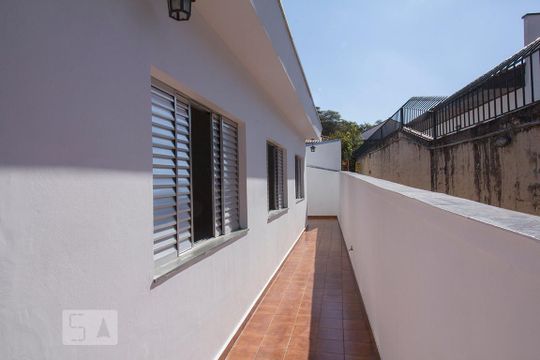 Corredor lateral de casa para alugar com 3 quartos, 150m² em Lapa, São Paulo