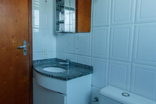 Banheiro de apartamento para alugar com 2 quartos, 58m² em Jardim Marica, Mogi das Cruzes