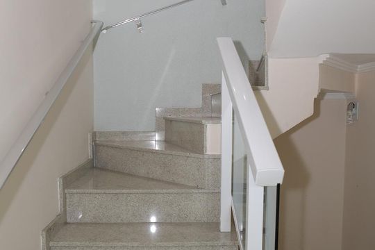 Escada de acesso interno de casa à venda com 3 quartos, 282m² em Nova Petrópolis, São Bernardo do Campo
