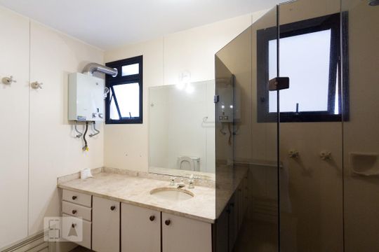 Banheiro de apartamento para alugar com 1 quarto, 75m² em Itaim Bibi, São Paulo