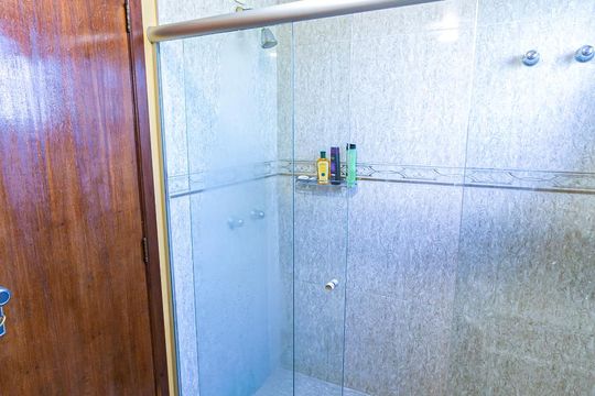 Banheiro da Suíte de casa à venda com 5 quartos, 320m² em Vila Nova, Porto Alegre