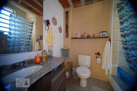 Banheiro de casa à venda com 3 quartos, 181m² em Rio Branco, Porto Alegre