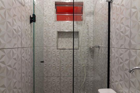 Banheiro de kitnet/studio para alugar com 1 quarto, 12m² em Vila Gomes, São Paulo