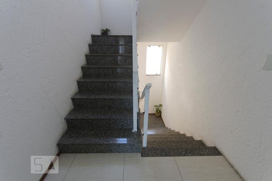 Escada de apartamento para alugar com 2 quartos, 68m² em Ingleses do Rio Vermelho, Florianópolis