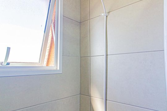 Banheiro de apartamento para alugar com 1 quarto, 27m² em Portão, Curitiba