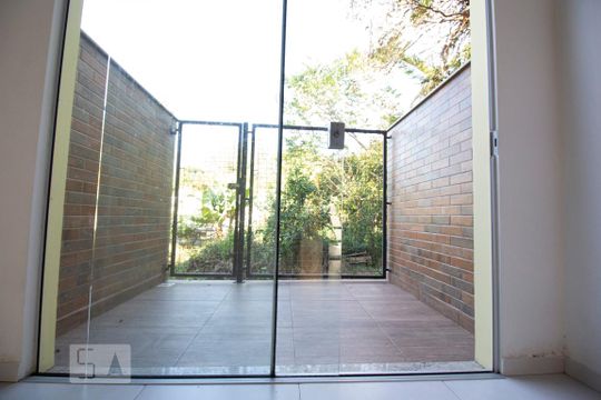 Area externa de kitnet/studio para alugar com 1 quarto, 64m² em Carvoeira, Florianópolis