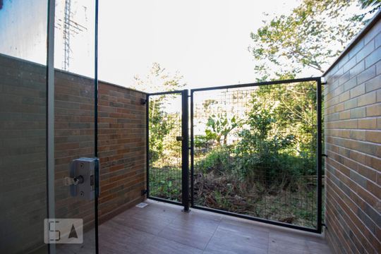 Area externa de kitnet/studio para alugar com 1 quarto, 64m² em Carvoeira, Florianópolis