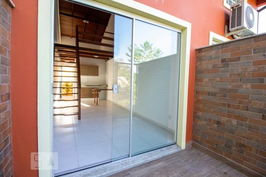 Area externa de kitnet/studio para alugar com 1 quarto, 64m² em Carvoeira, Florianópolis
