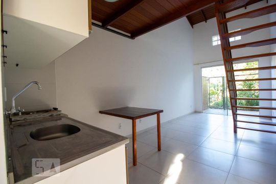 Cozinha de kitnet/studio para alugar com 1 quarto, 64m² em Carvoeira, Florianópolis