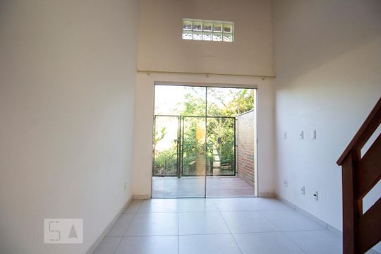 Sala de kitnet/studio para alugar com 1 quarto, 64m² em Carvoeira, Florianópolis