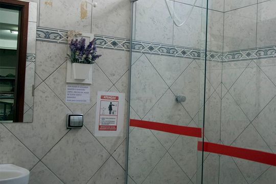 Banheiro 2 de casa para alugar com 3 quartos, 380m² em Q 3, Brasília