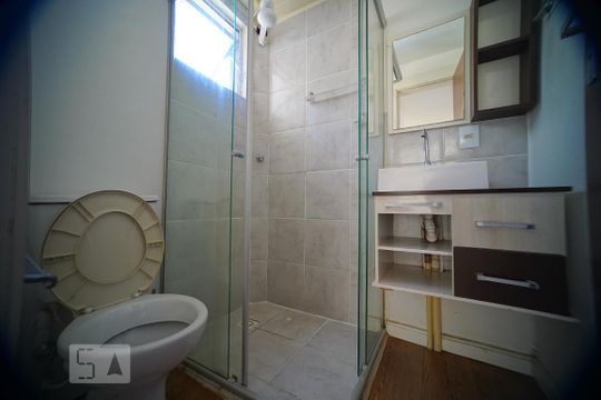 Banheiro de apartamento à venda com 2 quartos, 38m² em Mário Quintana, Porto Alegre