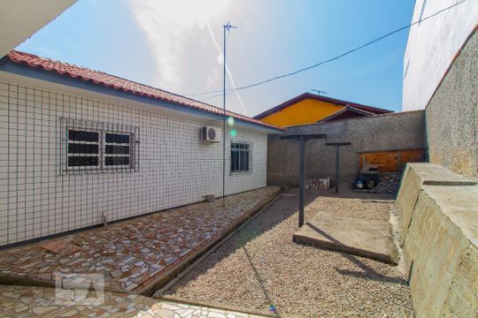 Área Externa de casa para alugar com 3 quartos, 115m² em Serraria, São José