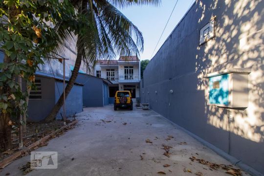 Garagem de casa à venda com 3 quartos, 100m² em Olaria, Rio de Janeiro