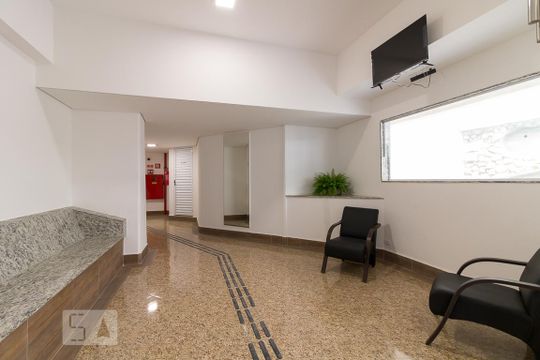 Hall de entrada do prédio de apartamento à venda com 2 quartos, 48m² em Vila Rosália, Guarulhos
