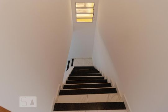 Escada de casa para alugar com 2 quartos, 120m² em Cidade Universitária, Campinas
