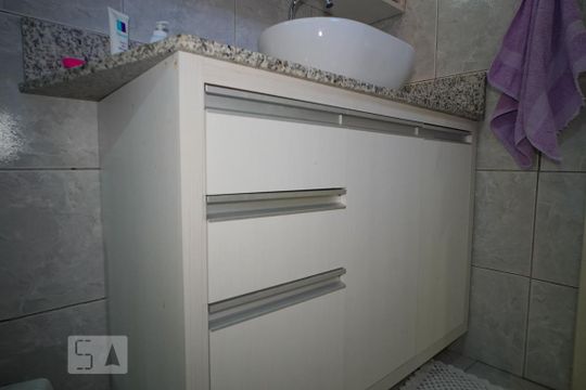 Banheiro - sala 1 de casa para alugar com 3 quartos, 330m² em Passo da Areia, Porto Alegre