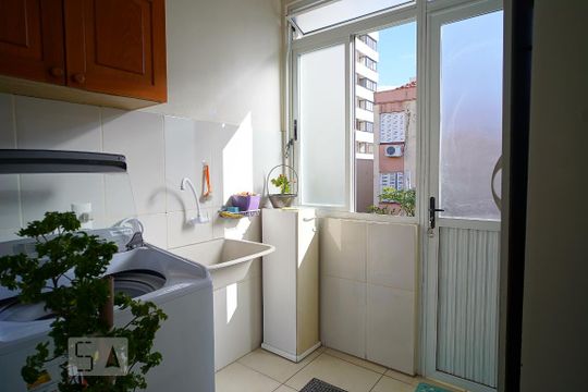 Area de serviço de casa para alugar com 3 quartos, 330m² em Passo da Areia, Porto Alegre
