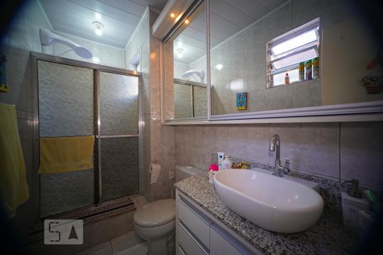 Banheiro - sala 1 de casa para alugar com 3 quartos, 330m² em Passo da Areia, Porto Alegre