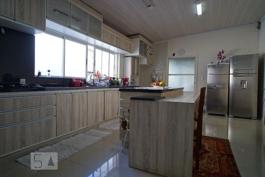 Cozinha de casa para alugar com 3 quartos, 330m² em Passo da Areia, Porto Alegre