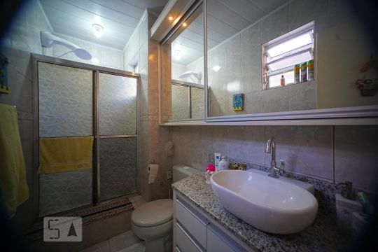 Banheiro - sala 1 de casa para alugar com 3 quartos, 330m² em Passo da Areia, Porto Alegre