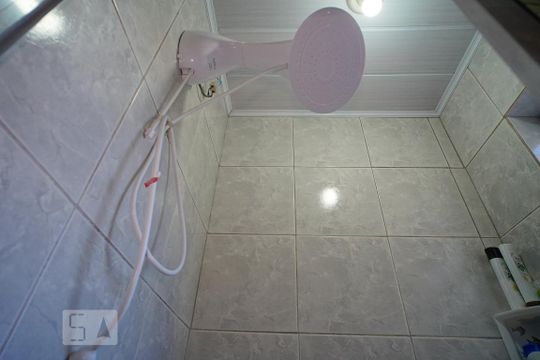 Banheiro - sala 1 de casa para alugar com 3 quartos, 330m² em Passo da Areia, Porto Alegre
