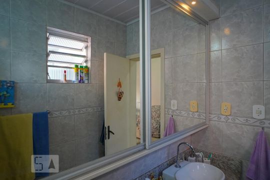 Banheiro - sala 1 de casa para alugar com 3 quartos, 330m² em Passo da Areia, Porto Alegre