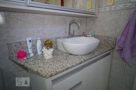 Banheiro - sala 1 de casa para alugar com 3 quartos, 330m² em Passo da Areia, Porto Alegre