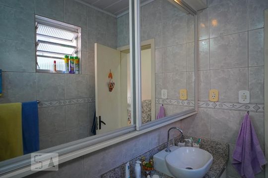 Banheiro - sala 1 de casa para alugar com 3 quartos, 330m² em Passo da Areia, Porto Alegre