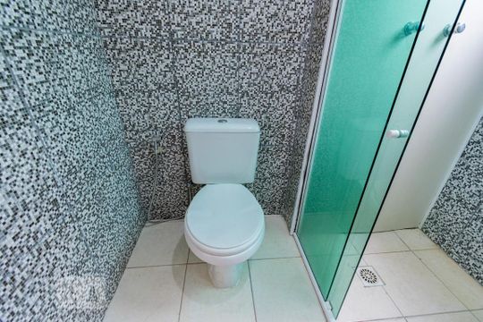 Banheiro de apartamento para alugar com 2 quartos, 46m² em Jacarepaguá, Rio de Janeiro