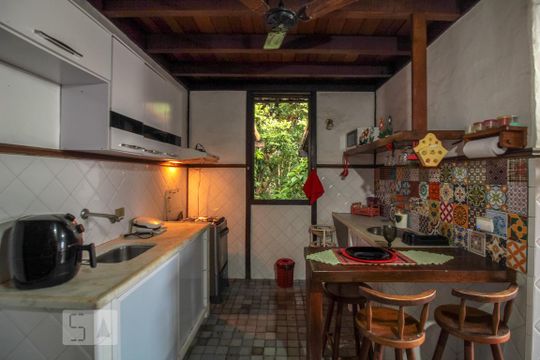 Cozinha de casa de condomínio à venda com 4 quartos, 250m² em Itanhangá, Rio de Janeiro