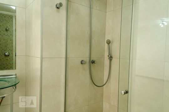 Banheiro de kitnet/studio para alugar com 1 quarto, 37m² em Centro, São Paulo