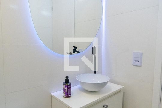 Banheiro de kitnet/studio para alugar com 1 quarto, 22m² em Parque Jabaquara, São Paulo