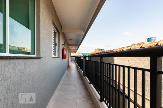 Corredor de acesso de apartamento para alugar com 2 quartos, 49m² em Vila Santa Inês, São Paulo