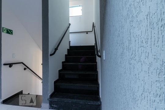 Escada de acesso  de apartamento para alugar com 2 quartos, 49m² em Vila Santa Inês, São Paulo