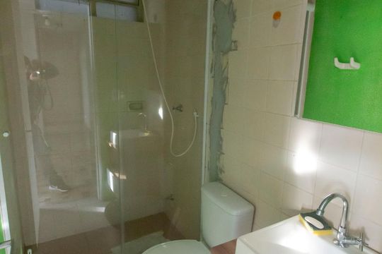 Banheiro de apartamento para alugar com 1 quarto, 38m² em Azenha, Porto Alegre