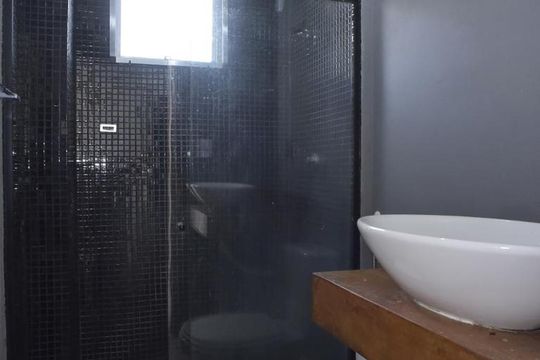 Banheiro de apartamento para alugar com 2 quartos, 55m² em Jacarepaguá, Rio de Janeiro