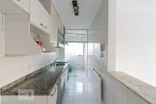 Cozinha de apartamento para alugar com 2 quartos, 50m² em Vila Guilhermina, São Paulo