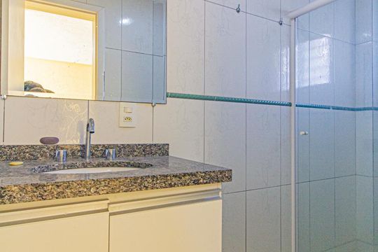 Banheiro de apartamento para alugar com 1 quarto, 55m² em Rebouças, Curitiba