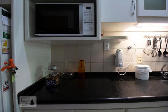 Cozinha de apartamento para alugar com 2 quartos, 65m² em Agronômica, Florianópolis