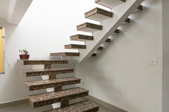 Escadas de casa à venda com 3 quartos, 340m² em Vila Regente Feijó, São Paulo