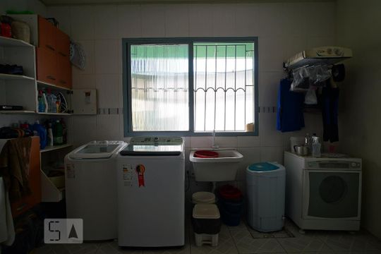 Area de serviço primeiro andar de casa à venda com 5 quartos, 270m² em Sarandi, Porto Alegre