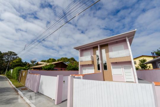 Fachada de casa para alugar com 2 quartos, 84m² em São João do Rio Vermelho, Florianópolis