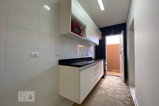 Cozinha de apartamento para alugar com 1 quarto, 52m² em Vila Sônia, São Paulo