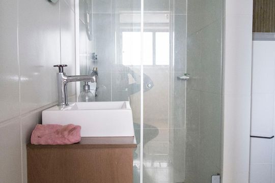 Banheiro de apartamento à venda com 1 quarto, 30m² em Centro Histórico, Porto Alegre