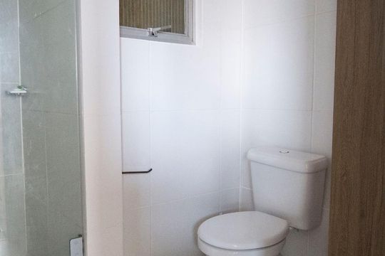 Banheiro de apartamento à venda com 1 quarto, 30m² em Centro Histórico, Porto Alegre