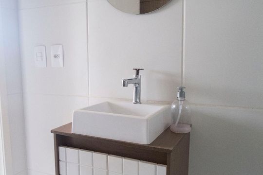 Banheiro de apartamento à venda com 1 quarto, 30m² em Centro Histórico, Porto Alegre